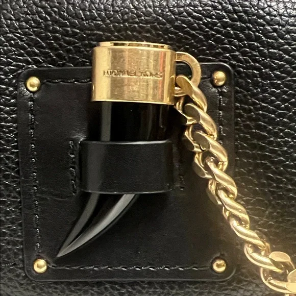 Michael Kors Chic Black Crossbody Leather Bag with Gold Chain - Picture 2 of 7